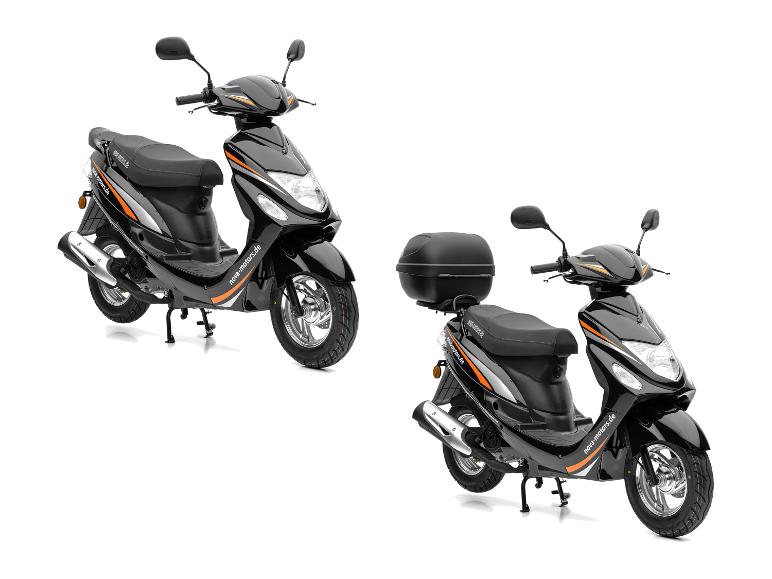 Zwei schwarze Motorroller mit orangefarbenen und grauen Details, einer mit Topcase.