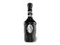 Schwarze Flasche mit Rautenmuster und silbernem Etikett mit der Aufschrift „NON PLUS ULTRA“