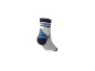 Weißer Socken mit blauem Muster und Streifen am Bund.