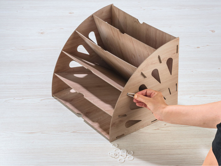 Ein Holz-Aktenordner mit mehreren Fächern wird zusammengebaut.