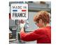 Frau arbeitet in einer Fabrik, mit „Made in France“-Logo im Vordergrund.