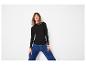 Frau in schwarzem Langarmshirt und blauer Jeans