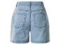 Hellblaue Jeans-Shorts mit Gesäßtaschen, Rückansicht.