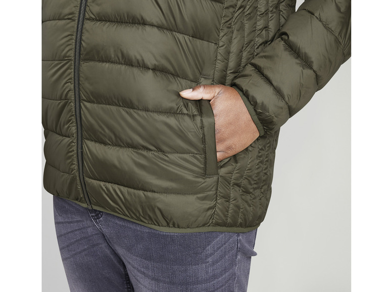 Eine grüne Steppjacke mit Reißverschluss.