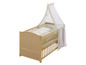 Ein Holzbabybett mit einem weißen Baldachin.