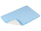 Eine hellblaue Badematte mit rutschfester Unterseite.