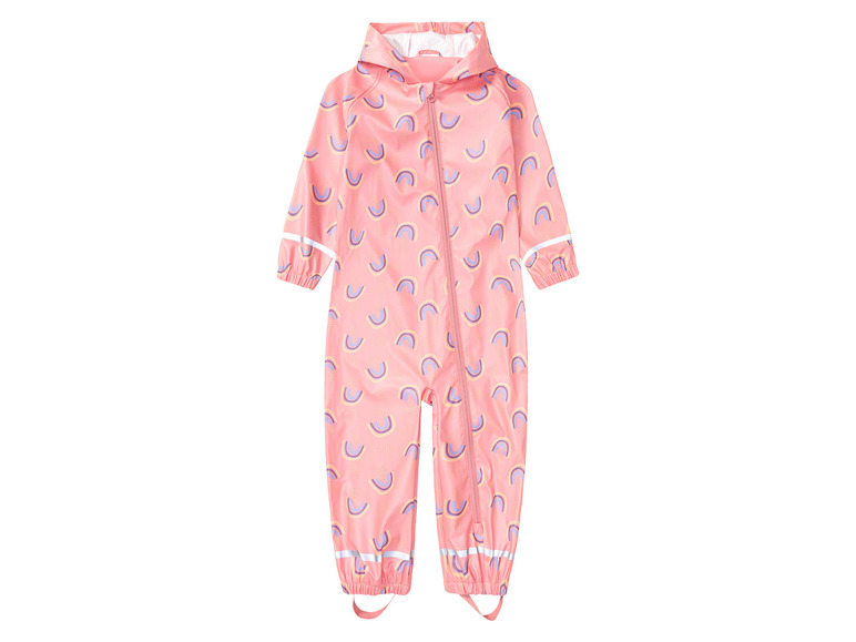 Ein rosafarbener Regenoverall mit Regenbogenmuster für Kinder.