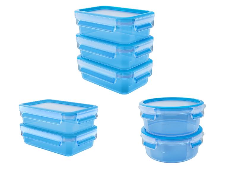 Stapel blauer transparenter Lebensmittelbehälter mit Deckeln, in rechteckigen und runden Formen.