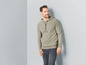 Mann trägt einen grauen Hoodie mit Kapuze.