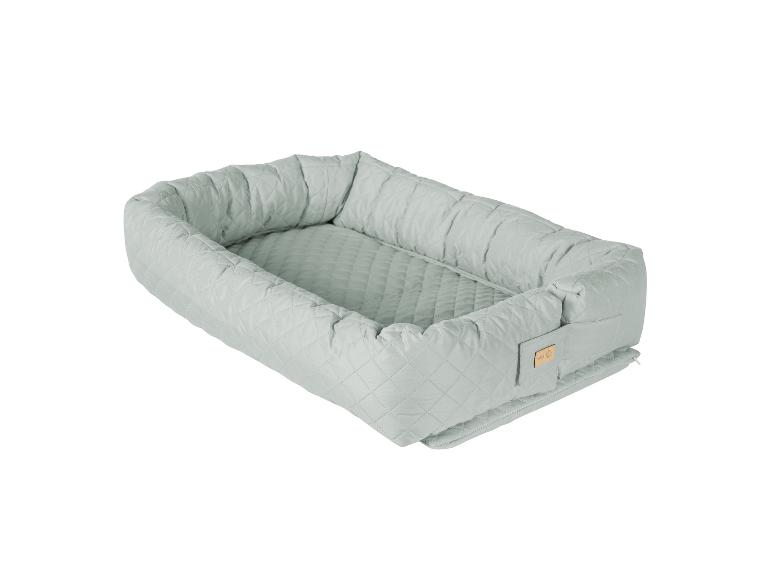 Gestepptes mintgrünes Babynest mit roba-Etikett.