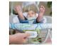 Baby in Wippe, Hand drückt Vibrationsknopf.
