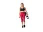 Frau in schwarzem Sport-BH und roter Capri-Leggings mit Yogamatte.