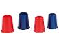 Vier Plastikkappen in Rot und Blau.