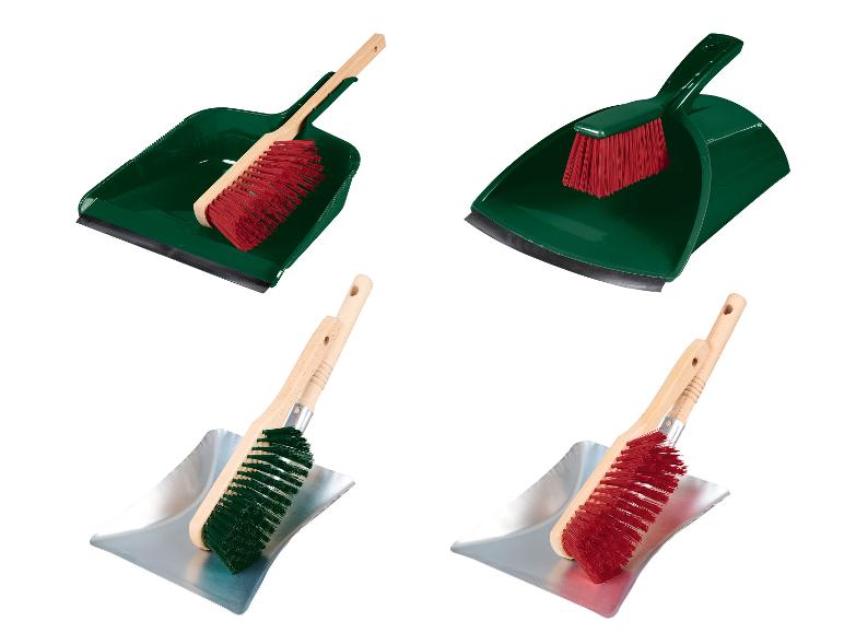 Vier Besen- und Schaufel-Sets: zwei grüne und zwei metallene.