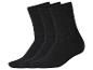 Drei schwarze, schlichte Socken nebeneinander platziert.