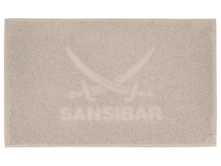 Sandfarbenes Handtuch mit geprägtem „SANSIBAR“-Logo und gekreuzten Säbeln