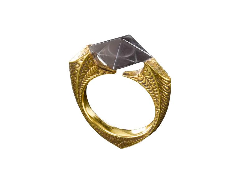 The Noble Collection Horkrux-Ring mit goldenem Band und einem schwarzen Pyramidenstein