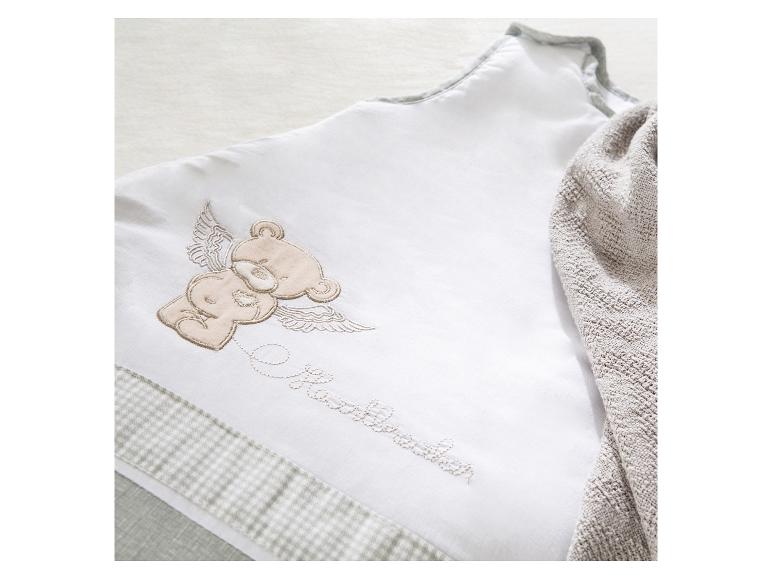 Weiße Babydecke mit gesticktem Teddybär und Text