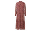 Ein langes, rosafarbenes Kleid mit Paisley-Muster.