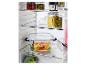 Glasbehälter mit Essen im Kühlschrank.