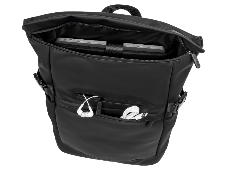 Schwarzer Rucksack mit einem Laptop darin und Kopfhörern in der Fronttasche.