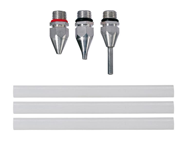 Drei Metallsprühdüsen mit verschiedenen Spitzen und drei weiße Kunststoffrohre.