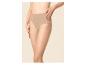 Frau in beigefarbenem High-Waist-Slip, mit den Händen auf den Hüften.