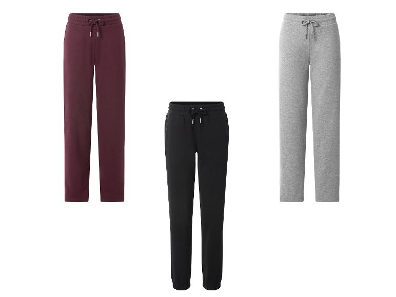 Drei Jogginghosen: bordeauxrot, schwarz und grau.