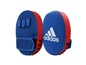 Blaue und rote Adidas Boxhandschuhe.