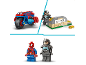 Spielzeugmotorrad, Pizzaofen und zwei Minifiguren, eine im Superheldenanzug und eine in Rüstung.