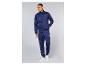 Mann in einem marineblauen Trainingsanzug mit Reißverschlussjacke und Hose, in weißen Turnschuhen.