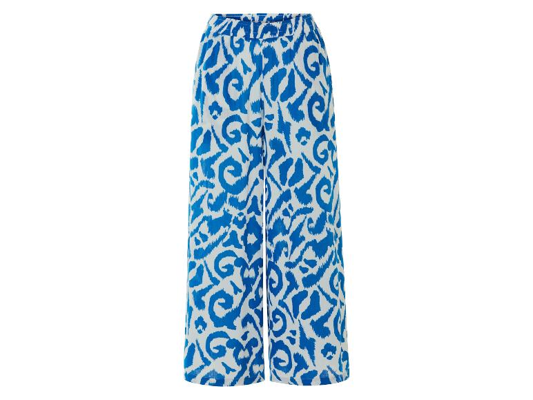 Weite Hose mit blau-weißem Muster.