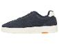 Dunkelblaue Wildleder-Low-Top-Sneaker mit weißer Sohle und orangefarbenen Details.