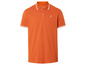 Orangefarbenes Poloshirt mit weißen Details.