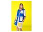 Frau in blau-weißer Weste mit gelben Taschen und weißem T-Shirt.