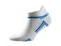 Weiße Sportsocken mit blauen Details.