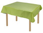 Ein grüner Plastiktischdecke auf einem Holztisch.