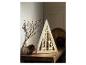 Ein Holz-Weihnachtsbaum in Dreiecksform mit Rentieren und Schneeflocken.