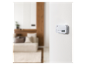 Weißer Kohlenmonoxidmelder mit Digitalanzeige an einer weißen Wand montiert.