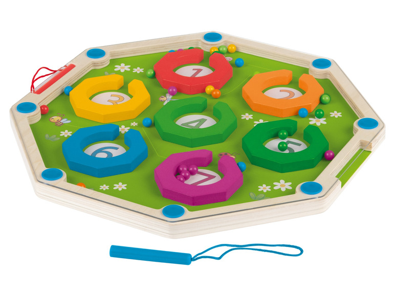 Holzspielzeug mit Zahlen und Kugelbahn.