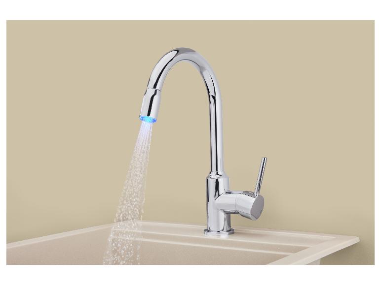 Verchromter Küchenarmatur mit ausziehbarer Brause und LED-Licht, über einer beigen Spüle.