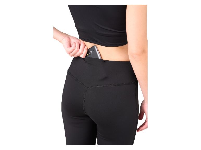 Frau in schwarzen Leggings mit Handy in der Gesäßtasche.