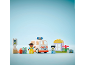Spielset mit Figuren und Fahrzeugen für Kinder auf hellblauem Hintergrund.