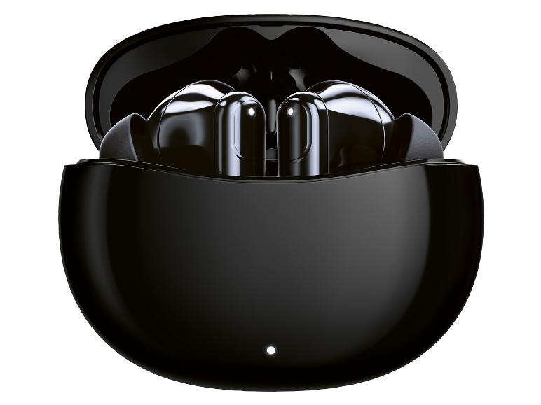 Schwarze kabellose Ohrhörer in der Ladeschale.