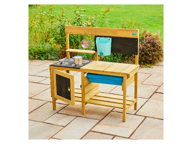 Hölzerne Matschküche für draußen mit Kreidetafel, Spüle und Kochzubehör.