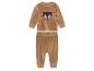 Ein beiger Baby-Pyjama mit Fuchs- und Sternenmotiv.