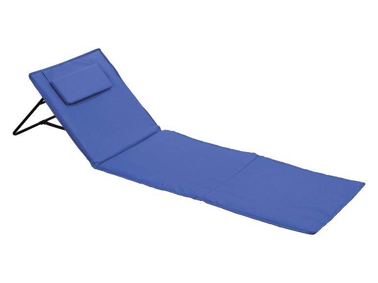Blaue Strandliege mit integriertem Kissen.