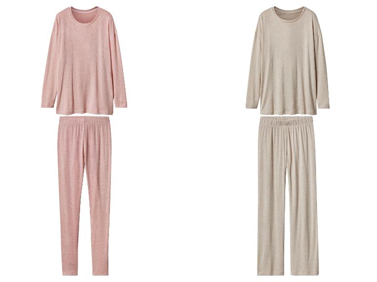 Zwei Sets aus Langarmshirts und Hosen in Rosa und Beige
