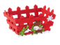 Roter Filzkorb mit Weihnachtsdeko: Rentier, Bäume und Schneeflocke.