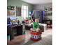 Kinderzimmer im Minecraft-Stil mit Schreibtisch, Bett, Kleiderschrank und Aufbewahrung, Junge hält Schwert.